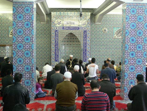 Betende Moslems in einer Moschee