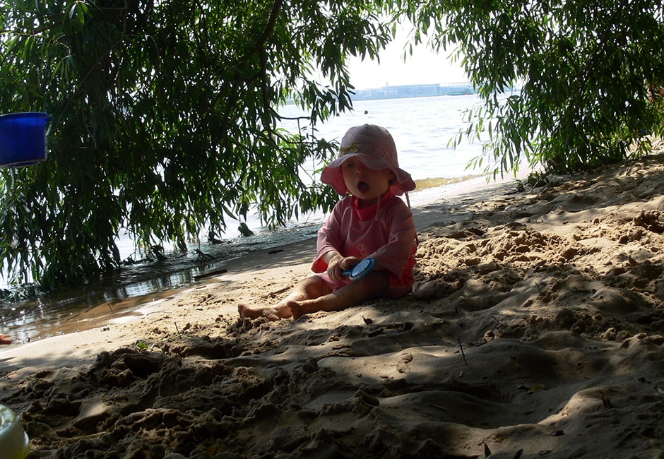 Badesaison an Strand und Meer:Baby am Strand
