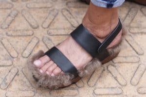 Schöne Schuhe: Sandale mit Felleinlage